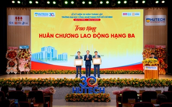 HUTECH đón nhận hai Huân chương Lao động hạng Ba