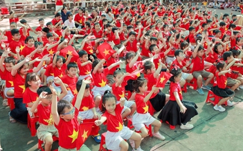 Học sinh TP.HCM mặc áo cờ Tổ quốc, trường lớp rực rỡ chào 30.4