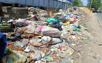 Rác ngập đường