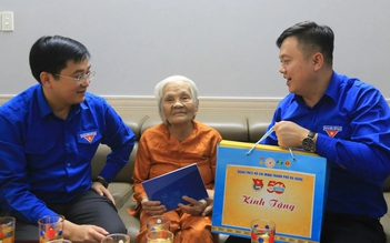 Xúc động khi thăm Mẹ Việt Nam anh hùng