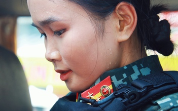 Nữ cảnh sát xinh đẹp diễu binh ngày 30.4: Mướt mồ hôi 5 tháng luyện tập vẫn nụ cười tươi