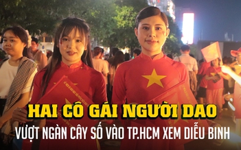 Hai cô gái người Dao rực rỡ trong tà áo dài chờ xem diễu binh
