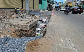Công trình vỉa hè để đất đá tràn lan
