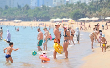 Khách Nga tắm kín biển Nha Trang giữa trưa nắng