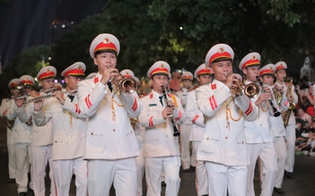 'Biển người' đổ về phố đi bộ Nguyễn Huệ tham dự 'Sắc màu thành phố Bác'