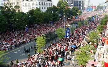 50 năm có một ngày, hàng chục ngàn người dân chật kín cung đường diễu binh 30.4: Tổ quốc trong tim mọi người