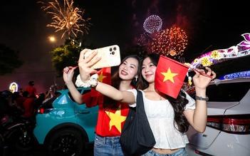 21 tiếng đại bác và pháo hoa siêu đẹp ở bến Bạch Đằng mừng đại lễ 30.4