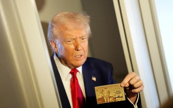 Ông Trump khoe thẻ vàng nhập cư 5 triệu USD in hình chân dung