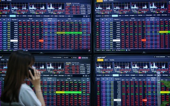 Hơn 45.000 tỉ đồng gom mua cổ phiếu, VN-Index lấy lại mốc 1.200 điểm