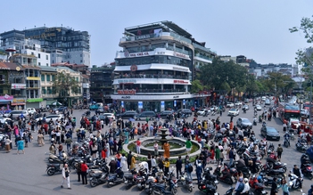 Phân luồng giao thông phục vụ người dân đứng chụp ảnh nhà 'hàm cá mập'