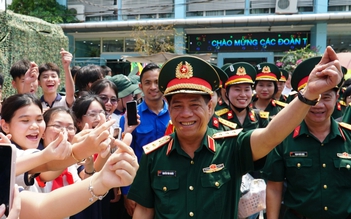 Thượng tướng Nguyễn Văn Nghĩa 'bắn tim' khiến học sinh thích thú