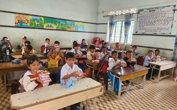 Đầy ắp tình người sau clip học trò miền núi mang gạo đi đổi bút chì