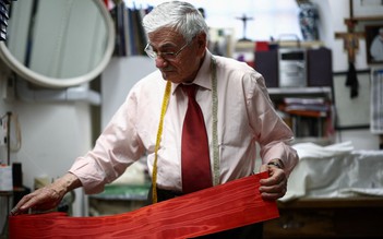 Thợ may cho 3 đời Giáo hoàng tất bật chuẩn bị lễ phục mới