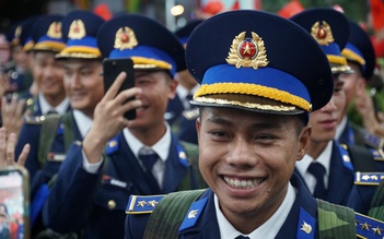 Người dân Biên Hòa tiễn các khối diễu binh lên tàu