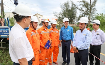 Tổng giám đốc EVNCPC Ngô Tấn Cư thăm tặng quà người lao động nhân Tháng Công nhân