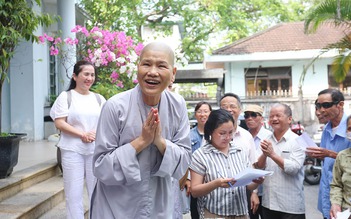 Ni sư Thích nữ Tâm Nguyệt vượt đường xa, trao ấm áp cho người mù