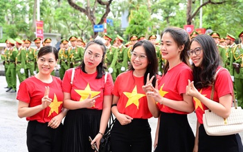 Biển người đội mưa theo dõi diễu hành mừng 70 năm giải phóng Hải Phòng