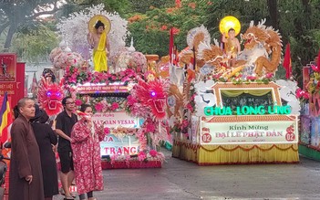 Diễu hành xe hoa mừng đại lễ Phật đản