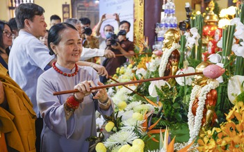 Xếp hàng đợi tắm Phật tại chùa Quán sứ