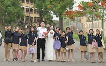 Cặp đôi chụp ảnh cưới ở trường học cùng với học sinh ‘gây sốt’