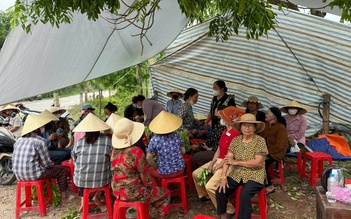 Chịu không nổi mùi hôi thối, người dân dựng lán chặn xe chở rác