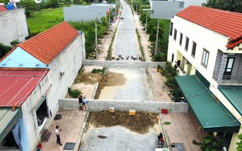 Vụ xây tường rào chắn ngang đường: Chờ sau sáp nhập mới giải quyết