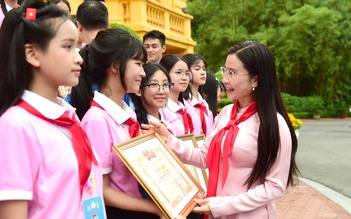 Trao Giải thưởng Kim Đồng cho đại biểu Cháu ngoan Bác Hồ
