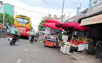 Buôn bán lấn chiếm lòng, lề đường