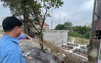 Cận cảnh những căn nhà trái phép ở bờ sông vùng rốn lũ Hà Nội