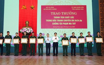 Thưởng 'nóng' vụ bắt giữ 14,3 kg ma túy vận chuyển từ Lào vào Việt Nam