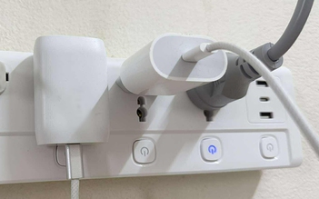 Có nên rút phích cắm bộ sạc khi không sử dụng?