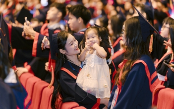 Câu chuyện cảm động về cô gái xinh đẹp bế con lên nhận bằng tốt nghiệp
