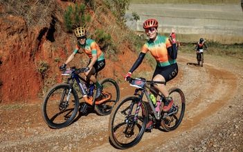 Vợ chồng rủ nhau đua xe đạp địa hình trong... tuần trăng mật