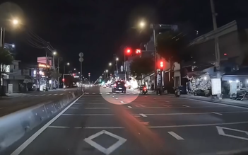 Bức xúc clip ô tô bán tải tăng tốc vượt đèn đỏ để qua giao lộ