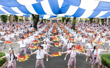 Học sinh Trường THPT chuyên Lê Hồng Phong ‘bắt lấy’ ước mơ trong ngày ra trường