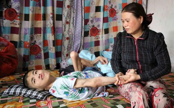 Người mẹ nghèo khó khăn chăm con trai bại liệt