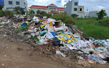 Rác tràn lan gần trường học