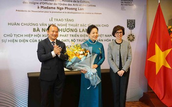TS Ngô Phương Lan nhận Huân chương Văn học nghệ thuật Pháp