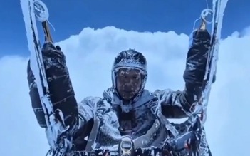 Chuyện lạ: Người chơi dù lượn bị hút lên không trung tới 8,5km, đóng băng toàn thân