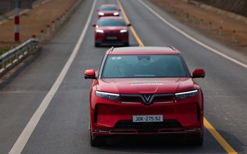 Đổ đèo bằng ô tô điện: Câu hỏi mới trong bộ đề sát hạch lái xe