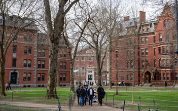 Ông Trump dọa tước quyền miễn thuế, Đại học Harvard  phản pháo