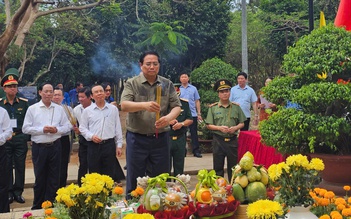 Thủ tướng Phạm Minh Chính viếng Nghĩa trang Hàng Dương và thăm cựu tù Côn Đảo