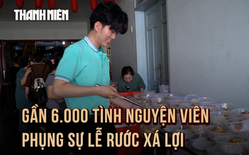 Tình nguyện viên lễ rước xá lợi: Vừa nấu ăn vừa niệm Phật