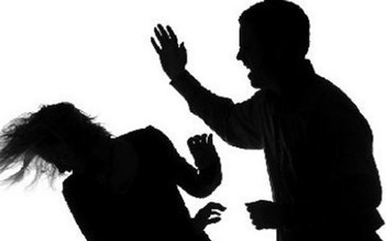 Quảng Trị: Bị con trai ném ghế làm gãy tay, mẹ nộp đơn xin không khởi tố