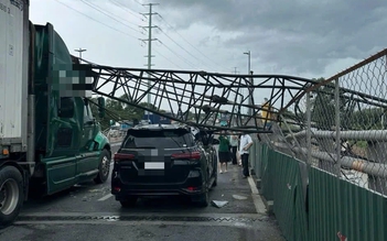 TP.HCM: Cần cẩu ngã đè 2 ô tô trên cầu vượt Mỹ Thủy