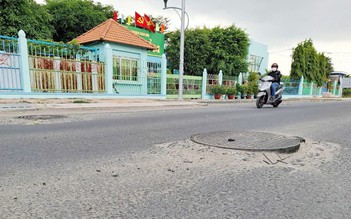 Nắp hố ga cao hơn mặt đường gây nguy hiểm