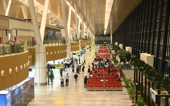 Nhà ga T3 lớn nhất nước bất ngờ 'dột' vì mưa lớn