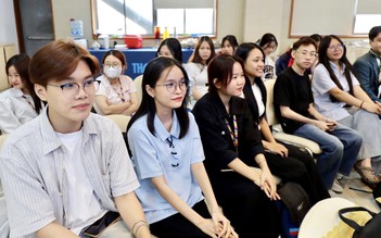 Sinh viên truyền thông đa phương tiện ấn tượng với buổi học về "tin thật, tin giả"
