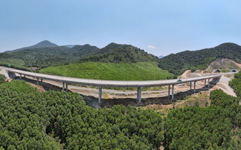 Ngắm những cầu cạn đẹp kỳ vĩ trên cao tốc Vũng Áng - Bùng