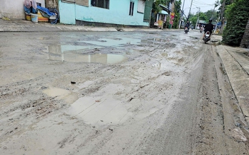 Đường sình lầy, đi lại khó khăn